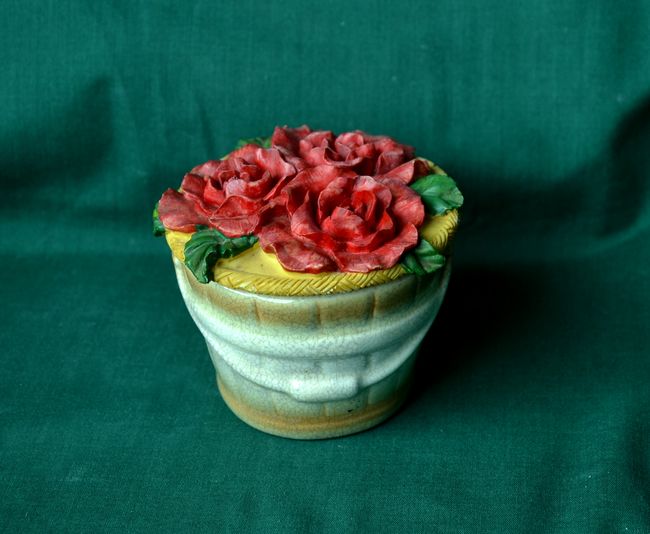 Kazeta - košík s růžemi, velikost 9x9x8cm